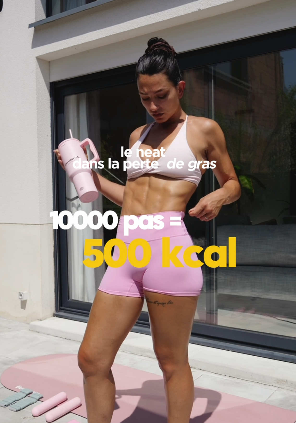 A post by @karolinerobestrong on TikTok caption: 10000 pas = 500 kcal : le NEAT dans la perte de gras !  #neat #10000pas #10000pasparjour #perdredugras #perdredupoids #deficitcalorique 