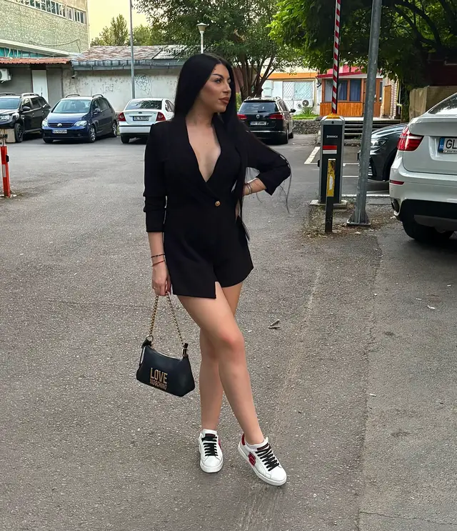 A post by @iamioana_0123 on TikTok caption: #fyp ✌🏻