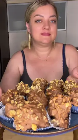 A post by @viki_iwa on TikTok caption: Десерт без духовки, без мороки и… да, в голубых перчатках, держитесь! 🙃 Эти шарики готовятся за 5 минут, из 3–4 ингредиентов, зато на вкус — как из кондитерской. Крошим, мешаем, обмакиваем в шоколад — и вуаля! Сохраняй рецепт, чтобы потом не потерять 🫵 🤫 Делай двойную порцию — пропадают мгновенно. #простодесерт #быстрыйдесерт #десертбездуховки #рецептшариков #шоколадныеконфеты #вкуснобюджетно #топрецепт #перчаткиотбога #готовлюслюбовью #рецептыдляленивых #вкусняшки #вкусноипросто #тиктокеда