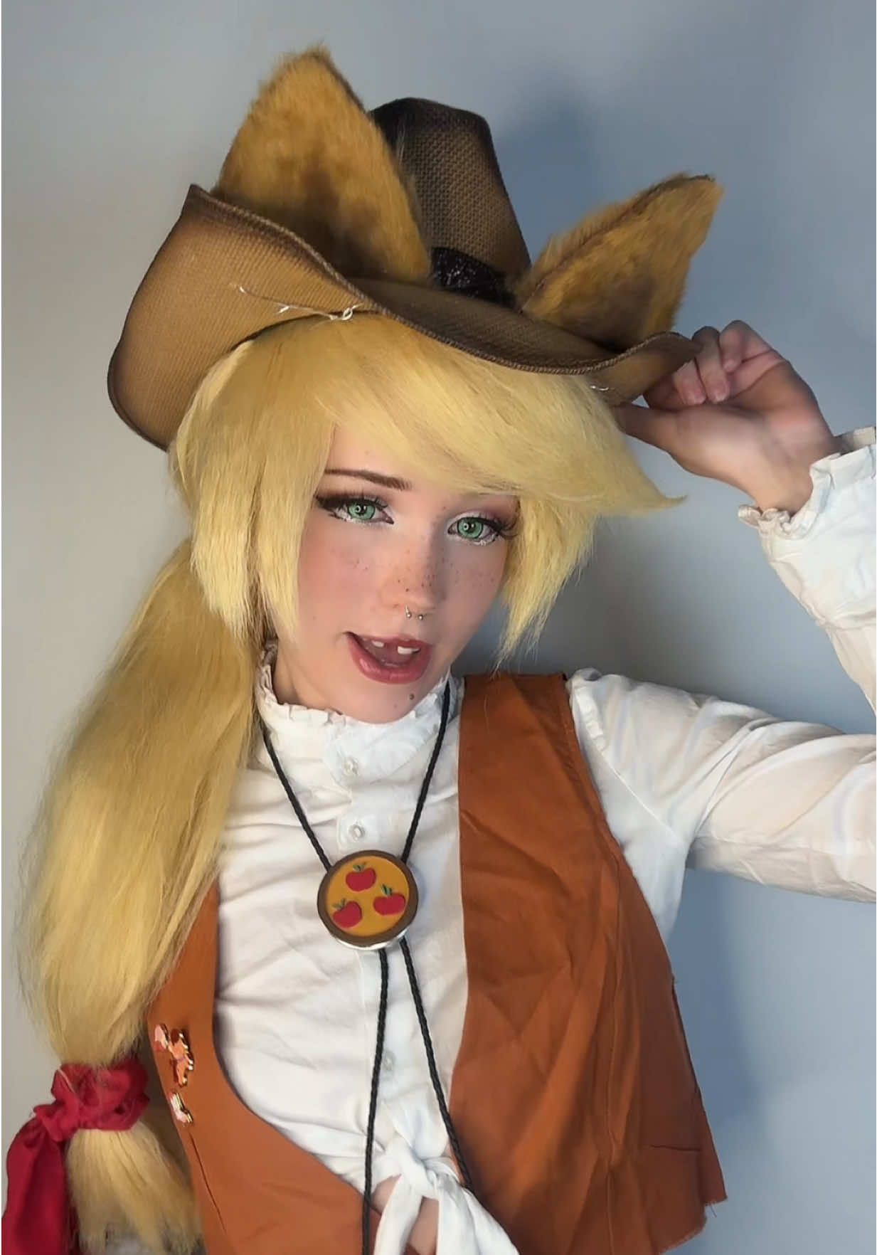 A post by @toothlessteddie on TikTok caption: yayyy applejack cosplay :33
