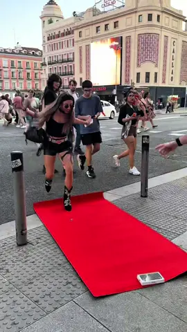A post by @bydavidir on TikTok caption: Lanzo Alfombra Roja en la calle!😱🎁 #alfombra #roja #regalo 