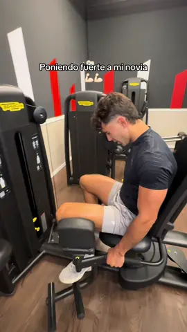 A post by @rodriinavarroo on TikTok caption: Hoy he puesto un pelín más fuerte a Ale (o ella a mi) jajaja entrenando pierna💪🏻❤ como siempre en @Synergym España publi