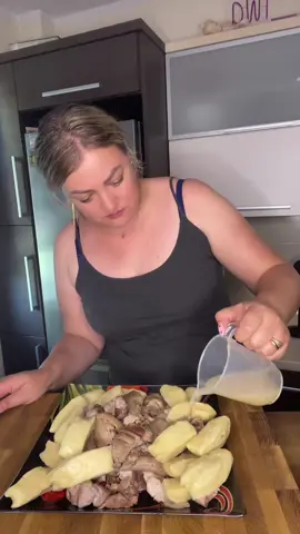 A post by @wiki_iva on TikTok caption: 🔥 Сегодня готовим мой вариант дагестанского хинкала — но с сочной свиной рулькой! Мягкое мясо, пышное тесто и ароматный чесночный соус — это просто бомба 💣 Смотрите до конца и повторяйте 💯 🥣 РЕЦЕПТ: 🦴 Мясо (рулька): — Свиная рулька — 5–6 кусков — Лавровый лист, перец, соль — по вкусу — Варим ~2 часа до мягкости 🍞 Тесто: — Мука — 500 г — Вода — 200 мл — Сода — 0.5 ч. л. — Соль — 1 ч. л. — (по желанию: 100 мл кефира) 🔸 Замешиваем, даём отдохнуть, раскатываем, нарезаем, варим 5–7 мин 🧄 Чесночный соус: — Чеснок — 5–6 зубчиков — Бульон — 100 мл — Уксус — 1 ч. л. — Соль — по вкусу 🔸 Всё смешать и подавать горячим 🥄 Подаём: хинкал, мясо, соус — по тарелочкам, а потом можно и руками 😋 #хинкал #дагестанскаякухня #рулька #домашняяеда #рецепт #рецептыдома #вкусноипросто #рецептдня #ужин #ужиндлясемьи #хинкалпосвоему #свининарулька #чесночныйсоус #вкусно #домашнийрецепт #еда #foodtok #рецептыtiktok