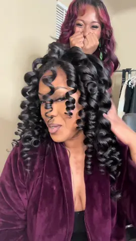 A post by @onnastyledit on TikTok caption: I haven’t done wand curls in so long. I thought my head was too big for it, but it’s actually cute 😂🥰 #curls #frontal #frontalwig #frontalwiginstall #wandcurls #detroit #detroitstylist #bighair #protectivestyles #sidepart #flipover 