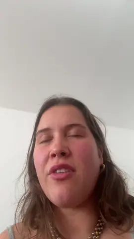 A post by @frgretel on TikTok caption: Die Hitze Brüllt ehrlich 