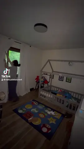 A post by @mireyadelatorre12 on TikTok caption: Emiliano duerme solo en su cuarto pero súper tarde empecé a crear una rutina de día para q ya no pase eso 🛌👶. #ParentingTips #BabySleep #MomLife