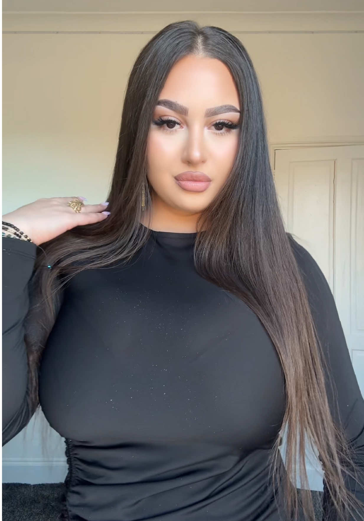 A post by @mihaelaaa19 on TikTok caption: 🥰🥰🥰 #foryouu #fyy #arabia 