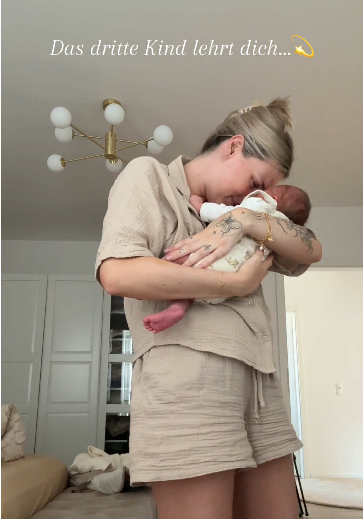 A post by @aliciasmumlife on TikTok caption: Mein Sohn, mein kleiner Leano 🦁💫 Eine Woche bist du jetzt bei uns und schon jetzt frage ich mich: Wie konnten wir je ohne dich leben? Du verzauberst uns jeden Tag. Immer wenn wir dich ansehen, denken wir: wie kann man so perfekt sein. Wie kann man jemanden so sehr erfüllen dafür, dass er einfach existiert.  Du machst unsere Familie perfekt. Nicht nur Mama und Papa lieben dich, für deine Schwestern bist du auch etwas ganz besonderes. Der kleine Prinz von uns allen…✨ Du bist mein drittes Kind und auch wenn man denkt, man kennt das alles schon, so lehrst du mich ganz andere Dinge, als deine Schwestern.  Mia hat mir beigebracht, eine Mama zu werden - Mama zu sein. Eine Hingabe für einen Menschen zu entwickeln der weit über sich hinaus geht. Bedingungslos zu lieben und sein altes ich loszulassen - was nicht negativ ist. Ich hab mich selbst darin gefunden.  Ella hat mir gezeigt, dass diese Liebe nicht einmalig ist. Das man sie nicht teilen muss, sondern sie sich verdoppelt. Geduld mit mir selbst zu haben, um in diese Routine der 2-fach Mama zu kommen. Meine Aufmerksamkeit zu teilen war erst schmerzvoll, doch über die Zeit wurde es leichter und damit doppelt schön.  Jetzt mit dir, Leano, lerne ich das alles richtig zu genießen. Ich muss niemanden beweisen schnell wieder zurück im Alltag zu sein, alles bewältigen zu können und das auch als junge Mama. Ich muss mich diesem Druck nicht aussetzen gleichzeitig 100% Aufmerksamkeit an jedes Kind zu geben. Ich habe schon gelernt, dass sich alles neu sortieren und sich eine neue Routine bilden muss und kann das viel besser annehmen. Ich weiß, dass diese Blase nur einen Augenschlag lang anhält und das darf ich zu 100% genießen - zu jeder Sekunde. Alles was kommt wird kommen, was wirklich zählt ist der Moment jetzt. ❤️ #aliciasmumlife #mamaleben #schwanger #geburt #fy #fyp #viral 