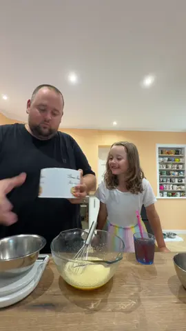 A post by @chrisjoyz on TikTok caption: Je vais jamais me remettre de cette vanne 😂😂 #papa #rire #humour #drole 