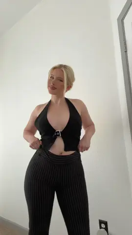 A post by @lillybloomes on TikTok caption: #fyp #dance 