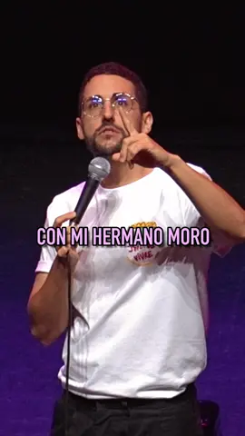 A post by @galdervaras on TikTok caption: Spoiler Alert: Ella sigue soltera ✨ #standup #monologo #comedia #crowdwork #monologos #humor 