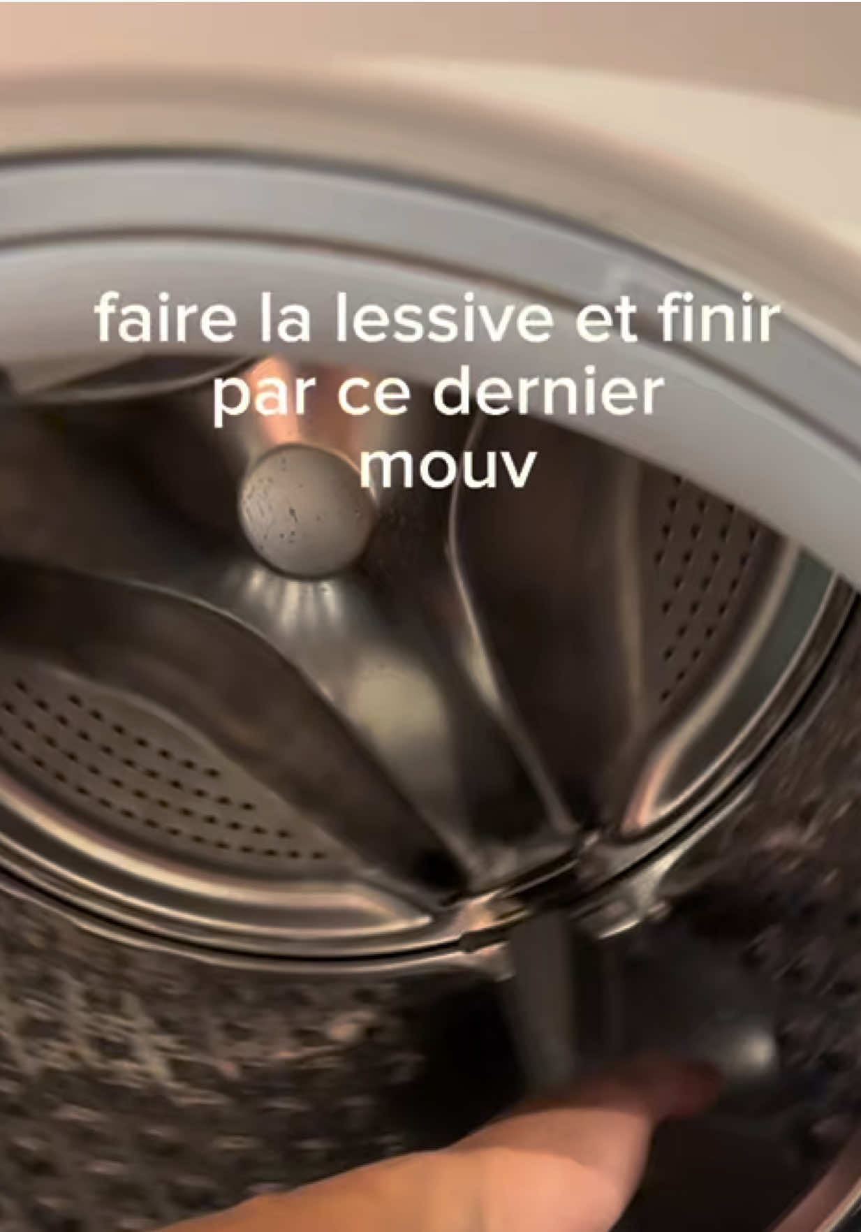 A post by @abregefrere on TikTok caption: C’est mon rituel 😂 qui fait ça ? #abregefrere #linge #lavelinge #samsung 