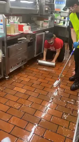 A post by @juegosolimpicos on TikTok caption: Si, todo normal en el trabajo... A veces la pasión del curling va más allá de las pistas. 🥌😍 #JuegosOlímpicos 📹 izzymcdonalds15 deedeelewis16 extreme.sandbox