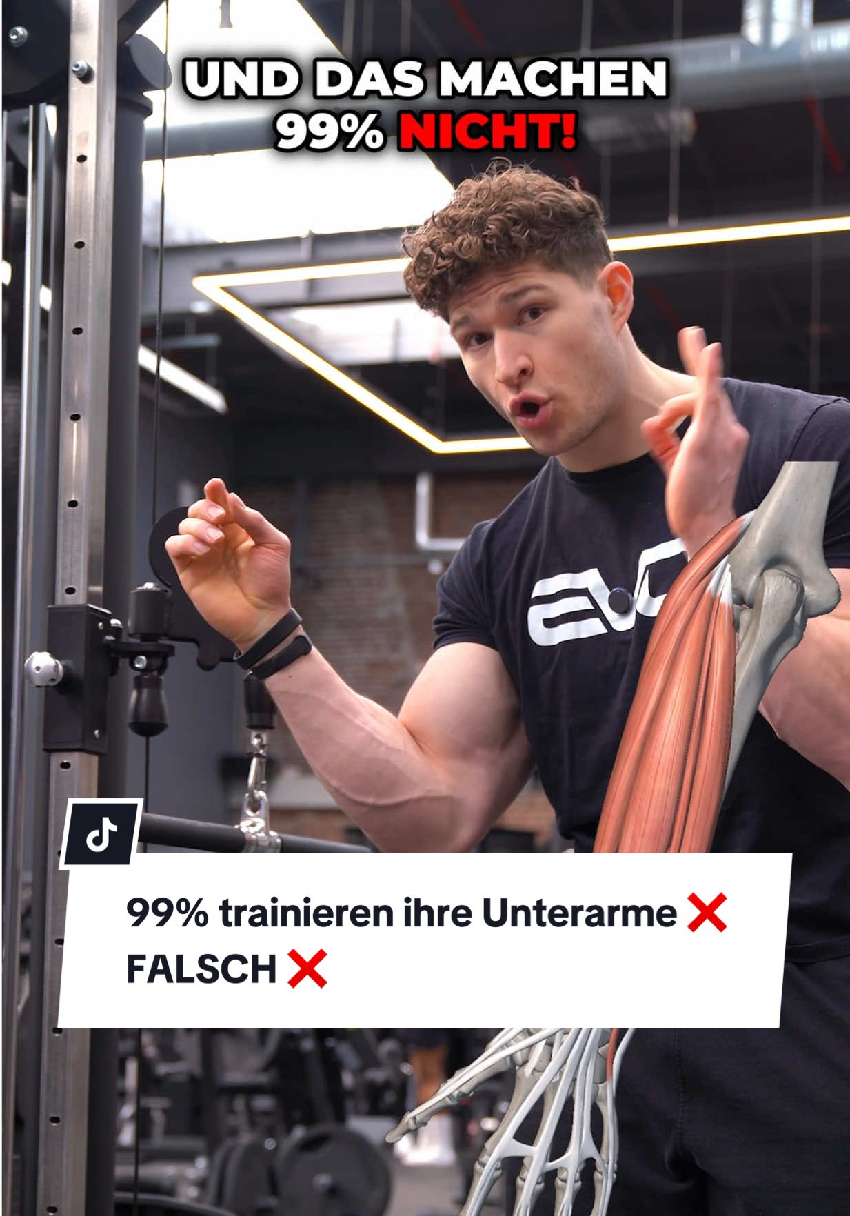 A post by @kaygedan on TikTok caption: 99% trainieren ihre Unterarme ❌ FALSCH ❌ #muskelaufbau #armday #fitnesstips #fitness #gymtips 