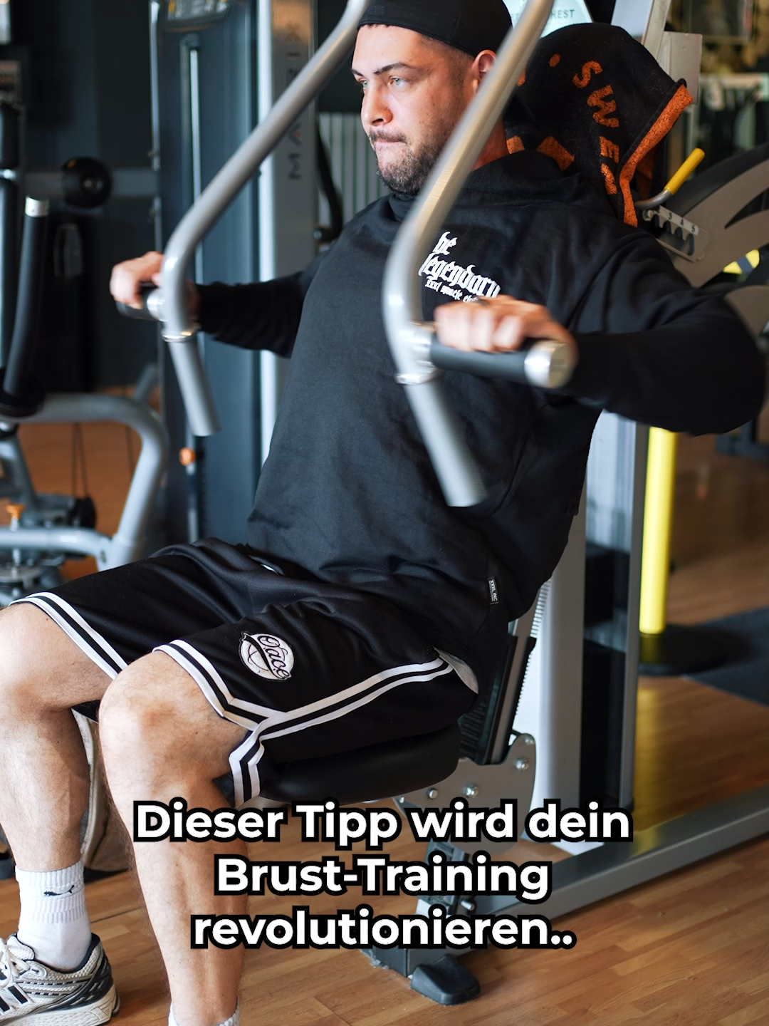 A post by @lennartfelix on TikTok caption: Brustkorb über Becken - noch nie so sehr meine Brust gespürt, noch nie so viele Brustgains gemacht.