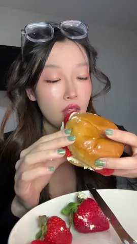 A post by @uu41world59 on TikTok caption: Strawberry burger 🍓🍰🍓#ASMR #eatingsounds #foodies #fruit #mukbangeatingshow 
