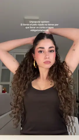 A post by @alejandrdiazz on TikTok caption: Chicas si no os gustan las capas cortas NO LLEVEIS!!!! Para gustos los colores!!!! Ahora yo llevo el pelo recto y siempre he llevado capas muy muy largas que apenas se nota la diferencia entre una y otra, porque no me gusta como me sientan las capas a la cara ❤️ Haced lo que querais con vuestro pelo y que nadie os diga que os tiene que quedar mejor o peor 