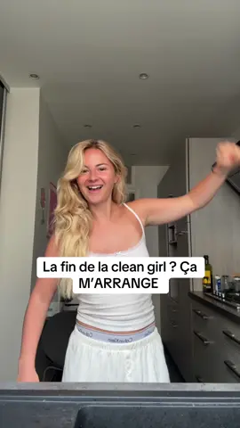 A post by @carolinenicoullaud on TikTok caption: Vive la femme vive les femmes je vous aime mes sœurs 
