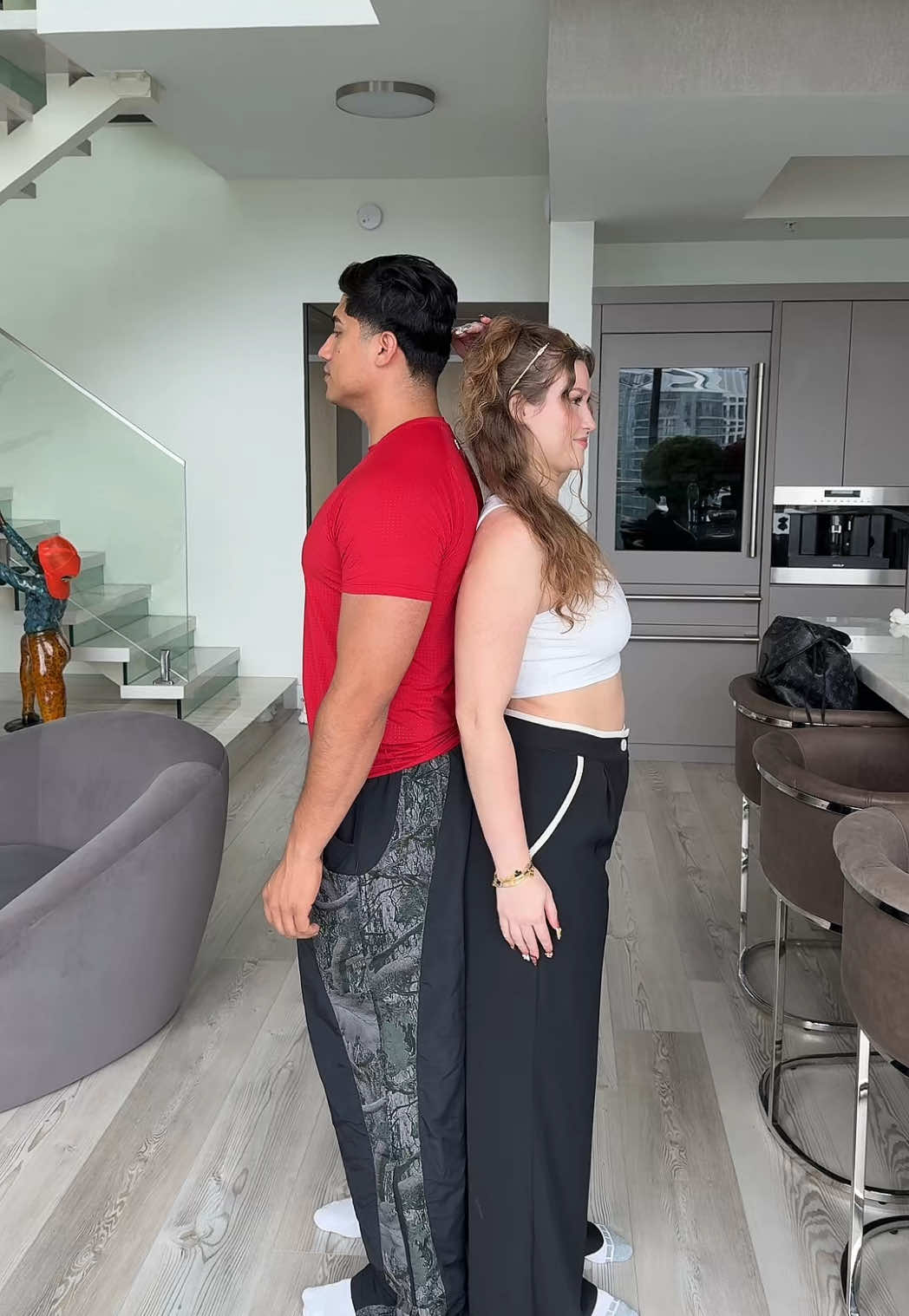 A post by @jcandsondraa on TikTok caption: Replying to @Aly Navarro ❤️ quien es más alto? 😫😐 #jcandsondra 