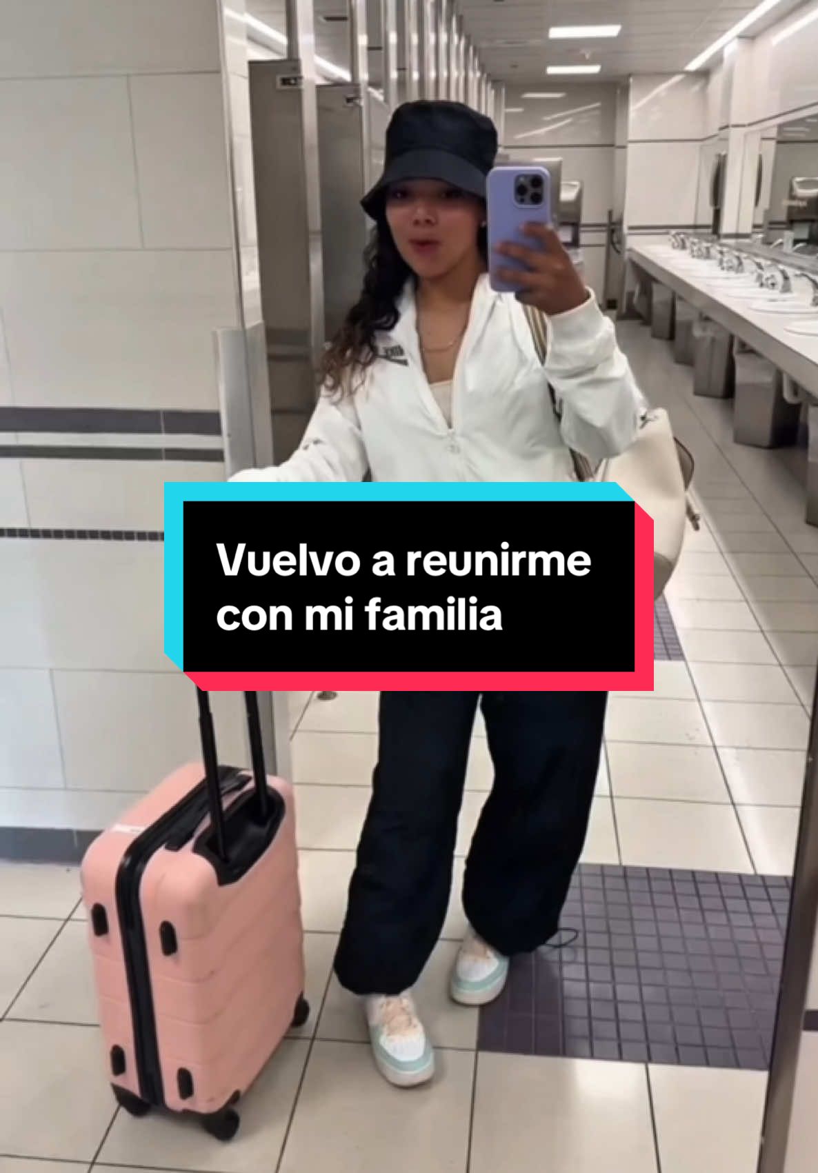 A post by @dunia_santos_urbina on TikTok caption: Vuelvo a reunirme con mi familia