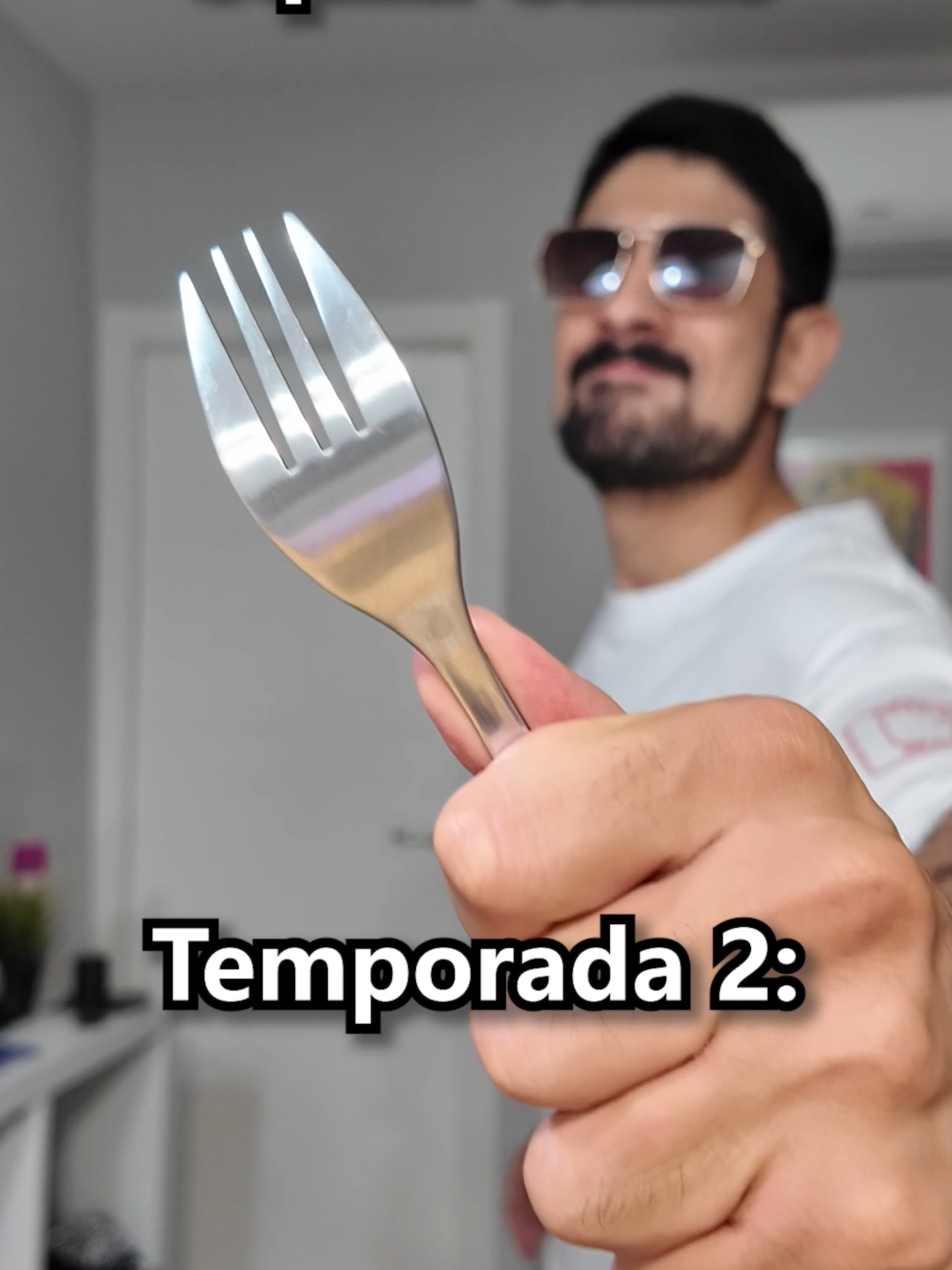 A post by @javiercazarez on TikTok caption: Pocos entenderán la referencia 🤫 #eljuegodelcalamar3 #squidgame #humor #comedia