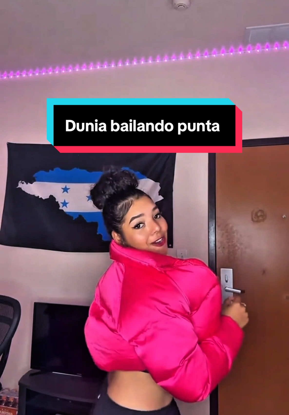 A post by @dunia_santos_urbina on TikTok caption: Dunia bailando punta 