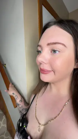 A post by @gueragringa on TikTok caption: Solo con unos taquitos 🌮 #gringa #humor #lagringa 