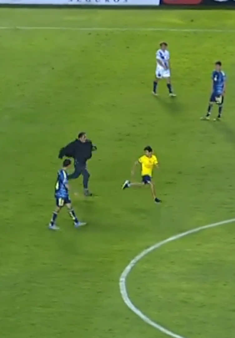 A post by @tudnoficial on TikTok caption: 🫣 ¡Este pequeño aficionado entró al campo durante el partido amistoso entre América y Puebla! 😅🦅