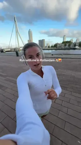 A post by @ninahouston on TikTok caption: Rondje in Rotterdam!! Ik had het zwaar 🥲🌇 #runwithme #Running #hardlopen #rotterdam #workout #runningvlog 