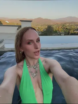 A post by @ on TikTok caption: 💋 #cali #california #la #us #italy #travel 