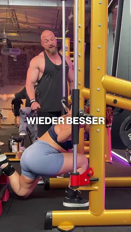 A post by @johannes_luckas on TikTok caption: Es braucht eigentlich nur 3 Übungen für ein gut geformtes Hinterteil, in denen Ihr stärker werden müsst.  1. Bulgarian Split Squat (siehe Video) 2. Hipthrusts 3. Romanian Deadlifts Am besten Ihr führt diese 2 mal pro Woche aus und arbeitet mit „schweren Gewichten“ bei denen Ihr ca5-10 Wdh schafft!
