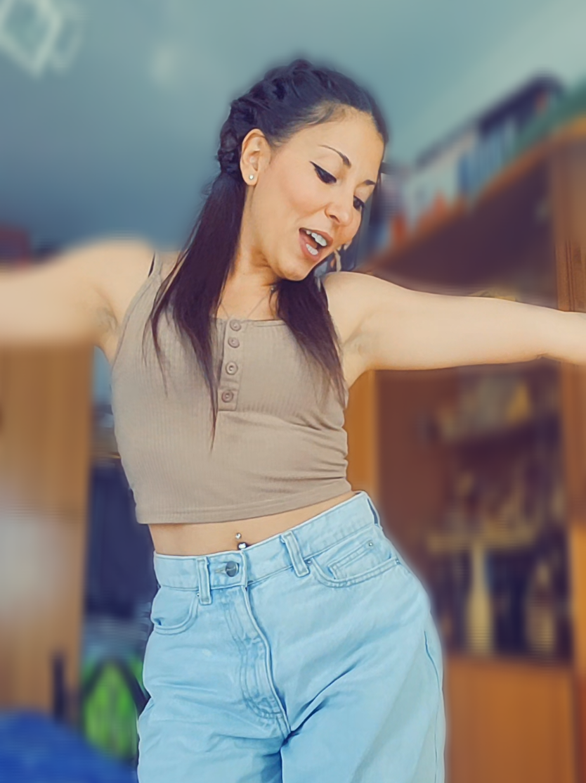 A post by @andreiutaa_ on TikTok caption: 🌞 #fatacuzambetulpebuze #pursisimplu #andreiuta #fyp 