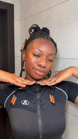 A post by @naimadasilva on TikTok caption: Anzeige| Probiert es auch mal aus, denn ihr spart aktuell online -20% mit dem Code „EFFACLAR20“!  @La Roche-Posay #LaRochePosay #larocheposayskincare #SkinCare #effaclar #azcream #adultacne #speedoflife