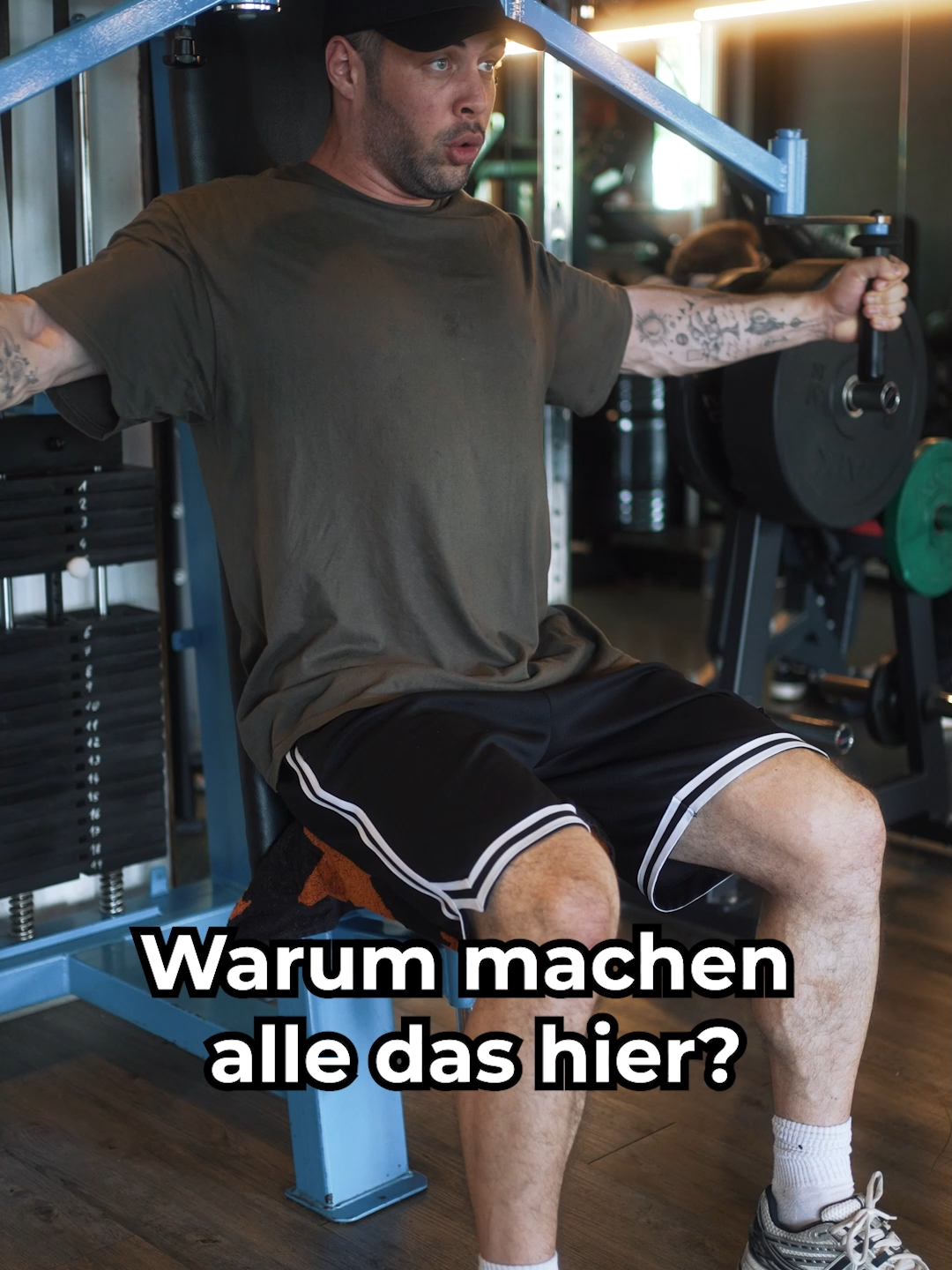 A post by @lennartfelix on TikTok caption: Es ist völlig normal Butterflys zu machen, um die Brust besser zu treffen indem wir den Trizeps rausnehmen. Warum aber macht kaum jemand Kelso Shrugs, um den Rücken besser zu treffen indem wir den Bizeps rausnehmen?