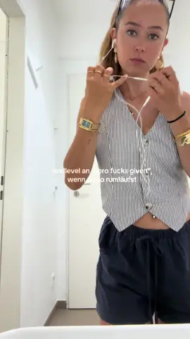 A post by @laurasophie on TikTok caption: Leute starren wirklich aber yolo Leute, scheißt auf die Meinung anderer 🚨