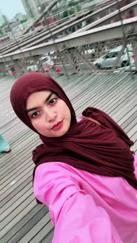 A post by @ on TikTok caption: True #💛 #foryoupage❤️❤️ #brooklynbridge🇱🇷 #moharani_sultu #happy #women 