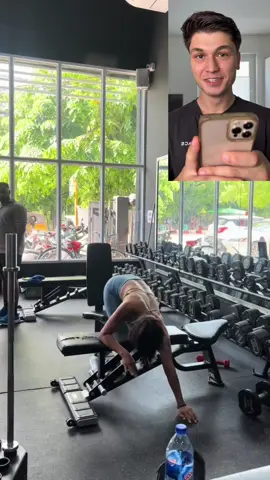 A post by @helloatakan on TikTok caption: Was hättet ihr gemacht?😂❤️ #helloatakan #fitness #sport #gym #ernährung #reaktion #motivation #trainingstipps #fitnessstudio 