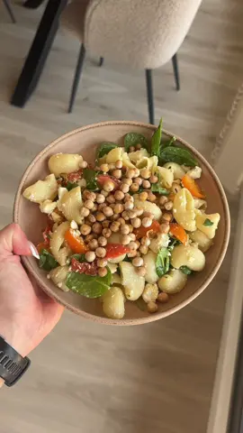 A post by @alicuizz on TikTok caption: mes salades d’été (+40g de protéines) 🤭