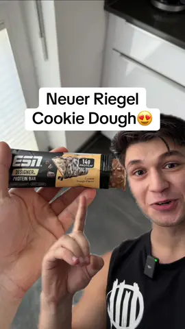 A post by @helloatakan on TikTok caption: Welcher Riegel ist euer Lieblings?😂❤️ #helloatakan #fitness #gym #esn #supplements #proteinriegel #ernährung #diät #training 