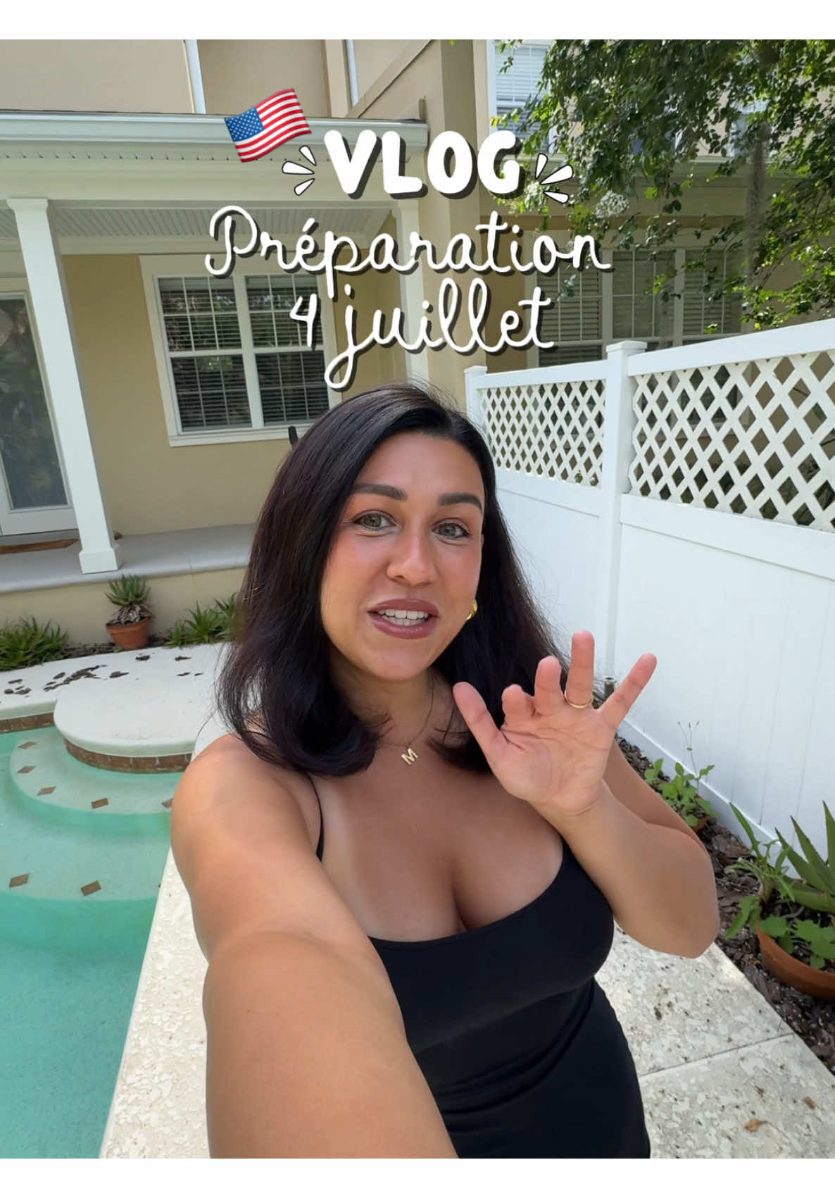 A post by @maitresse_mariemartinat on TikTok caption: Oui je suis choquée par la déco d’automne mais pas pour le sapin dans mon salon 🤣🫣🇺🇸 #Vlog #immigration #expatlife #travel #orlando 