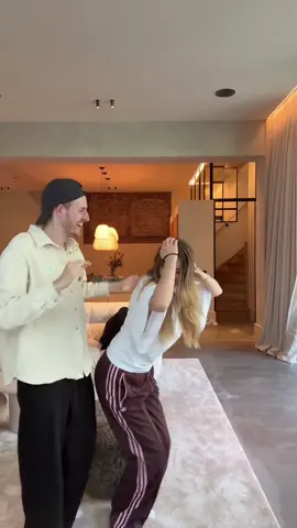 A post by @roxydekker on TikTok caption: Vannacht komt ie uit!!!!!!