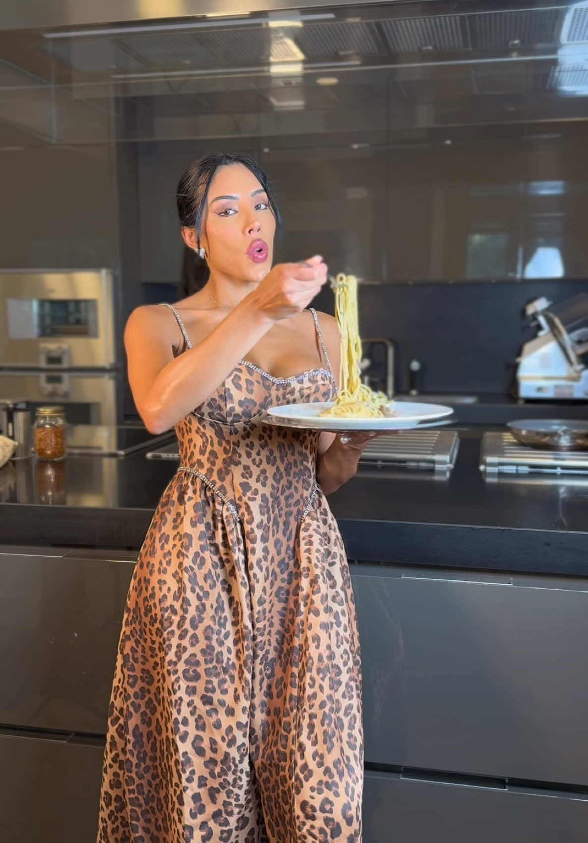 A post by @natalieyospina on TikTok caption: “She can’t cook…” Ooops🙈 Linguine Alle Vongole aka my favourite pasta😋🍝🌟. #linguineallevongole #pasta #fooodlovers #chef #natalyospina 