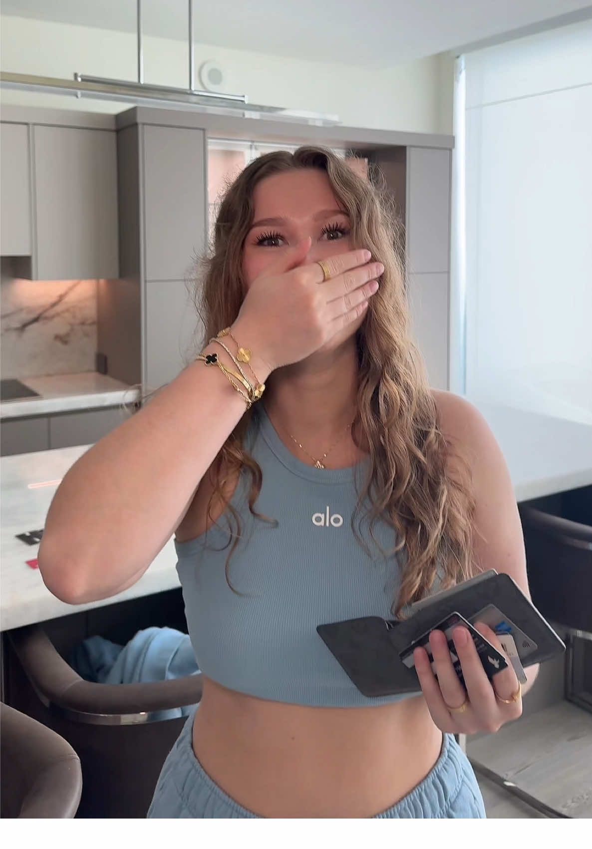A post by @jcandsondraa on TikTok caption: Si tu novio no tiene una foto tuya en su cartera no te ama 😭 #jcandsondra 