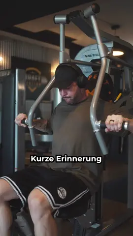 A post by @lennartfelix on TikTok caption: Viele glauben, dass irgendeine Art der Drückbewegung aus einem magischen Grund notwendig wäre, um eine dicke Brust aufzubauen.  Aber dafür gibt es keinen physiologischen Grund. Die Hauptfunktion der Brustmuskulatur ist die horizontale Adduktion des Oberarms. Genau das leistet eine Fly-Variante auch, oft sogar besser. Effizienz schlägt Tradition. Und weil irgendein Internet-Tastaturkrieger (der das hier eh erst lesen wird nachdem ich ihn in den Kommentaren hier hingeschickt hab: Hi.) deswegen wieder die Tränendrüse auf Vollanschlag fahren wird: Heißt natürlich nicht, dass eine Press schlecht ist. Und nicht vergessen: Never skip an atlantis video