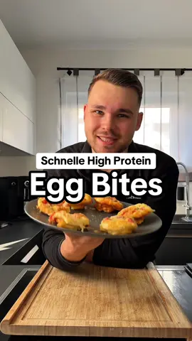 A post by @fitness.compani0n on TikTok caption: 82g Eiweiß - Kalorienarme EGG BITES 🍳🔥 Teile das Rezept mit deinen Freunden & Speicher es dir direkt ab, damit du es später nicht lange suchen musst 💾 Proteinreich ✅ Schnell & Einfach Zubereitet ✅ Kalorienarm ✅ Gesundes Sättigendes Frühstück ✅ 🔹Nährwerte (Pro Bite): 128 kcal  2g KH 14g Eiweiß 7g Fett Folge mir @fitness.compani0n für mehr Kalorienarme & High Protein Fitnessrezepte ✅🤝🏼 🔹Zutaten (6 Stk.): - 200g Körn. Frischkäse Light - 6 Eier  - Salz - 50g Light Käse - 1/2 Paprika . . . #kalorienarm #kaloriendefizit #abnehmen #frühstück 