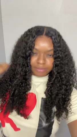 A post by @monniee7_steevie7 on TikTok caption: @SIMIDOLA_HAIR @SIMIDOLAHAIR02  Mid-year promotion Glueless kinky curly 26inch=ONLY $126 #simidolahair #simidolawig #dealsforyoudays  ♥️