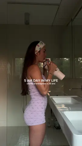 A post by @alaiadiary on TikTok caption: une journée réaliste dans ma vie ☁️🎧💻 un réveil tôt, du sport, des projets à faire avancer, des décisions à prendre, des imprévus et les 1 an avec monsieur 🫶🏼 et avec l’envie, toujours, de construire quelque chose qui me ressemble. beaucoup de travail derrière un écran pour @elevate mais les prochains mois s’annoncent 🔥 #vlog #DayInMyLife #unejourneeavecmoi #fitness #glutesworkout 