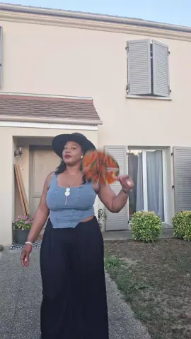 A post by @ladiva_yassala on TikTok caption: On se regarde 👀👀