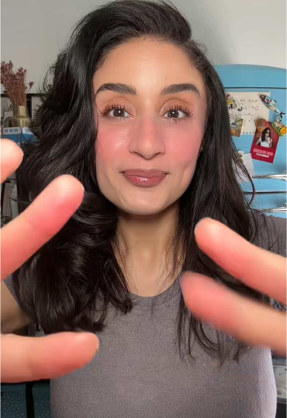 A post by @nejlaa_belh on TikTok caption: J’ai commencé par un Clean Girl Makeup, j’ai fini presque avec un Strawberry makeup 😂🩷 Mais en vrai faites ce que vous voulez mes gazelles 🤭 #beauty #makeup #makeuptransformation #cleangirlmakeup #strawberrymakeup #naturalmakeup 