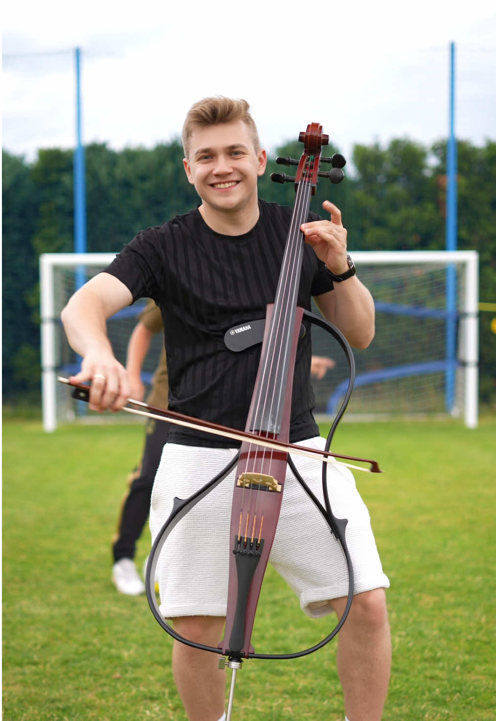 A post by @diugcello on TikTok caption: Samba de janeiro 🇧🇷 with amazing @Trener Dryblingu Piłkarskiego ⚽️🔥 #cello #football #viral #music #tutorial #ball 
